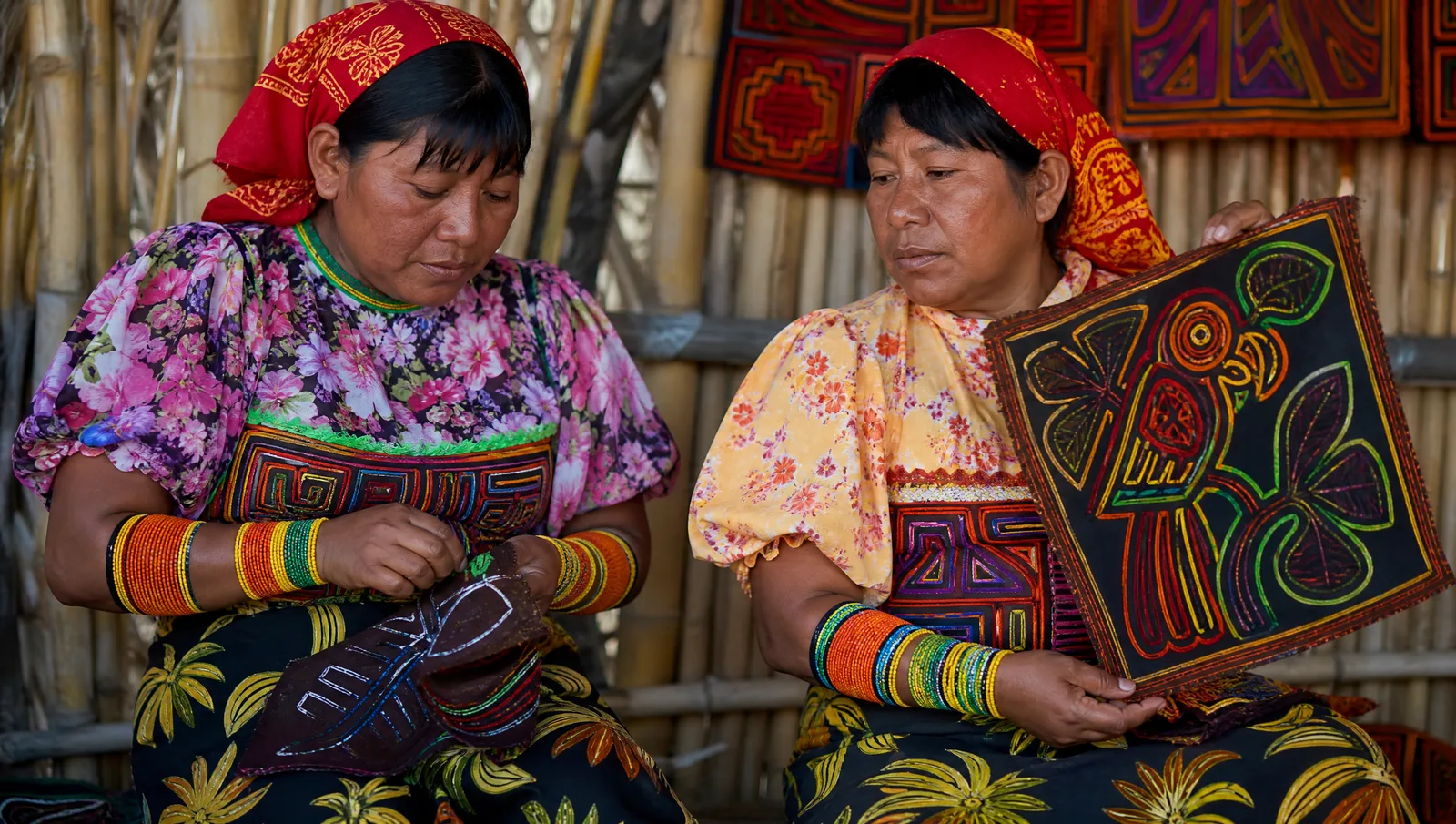 Mujeres Guna con sus molas, artesanía textil reconocida mundialmente