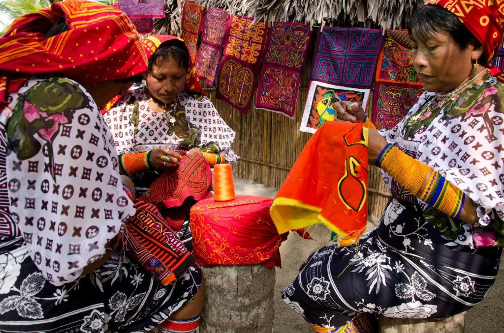 Guna Women, sewing Molas-min